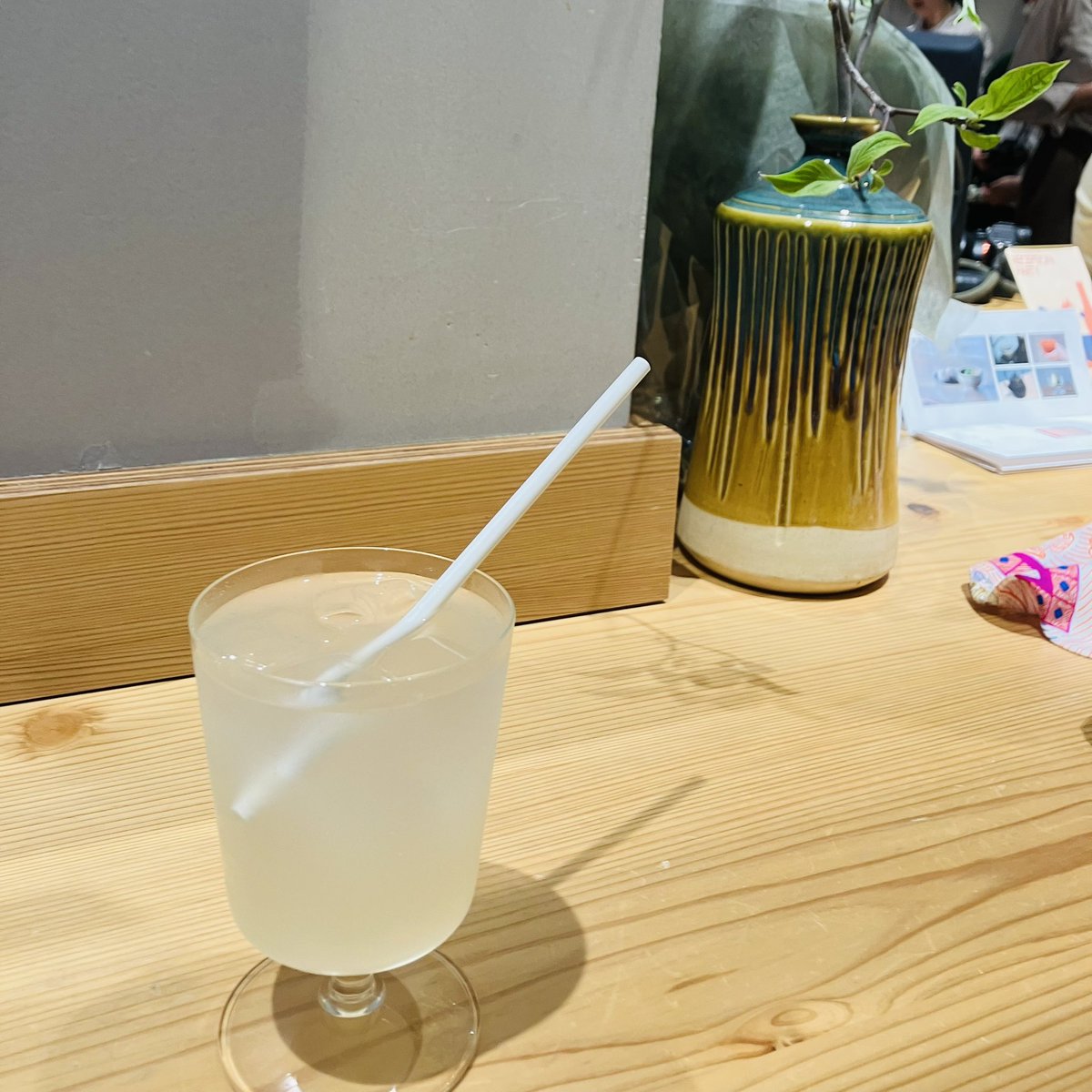 【取材日記】銀座から大手町へ。#アナザー・ジャパン 店内の #カフェ が学生さん運営になってオープン、レセプションパーティに行ってきました。半年ぶり、知ってる顔は卒業して誰も知らない、と思ったら懐かしい顔が続々と！😃通常はお店と合わせて11時〜19時、ノンアル🥤こだわりのカフェメニュー