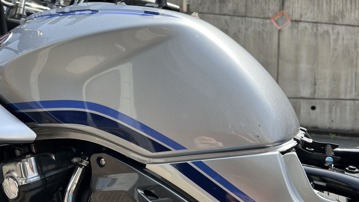 kanto_shiretoko's tweet image. 午前中は、先週やらかしたギズをコンパウンドで可能な限り消し、カスタマイズした電線と、リアボックスキャリアの左右のバランスが悪かったので調整したり、ナンバー灯をLED化した。
#CB1300SB
#SC54