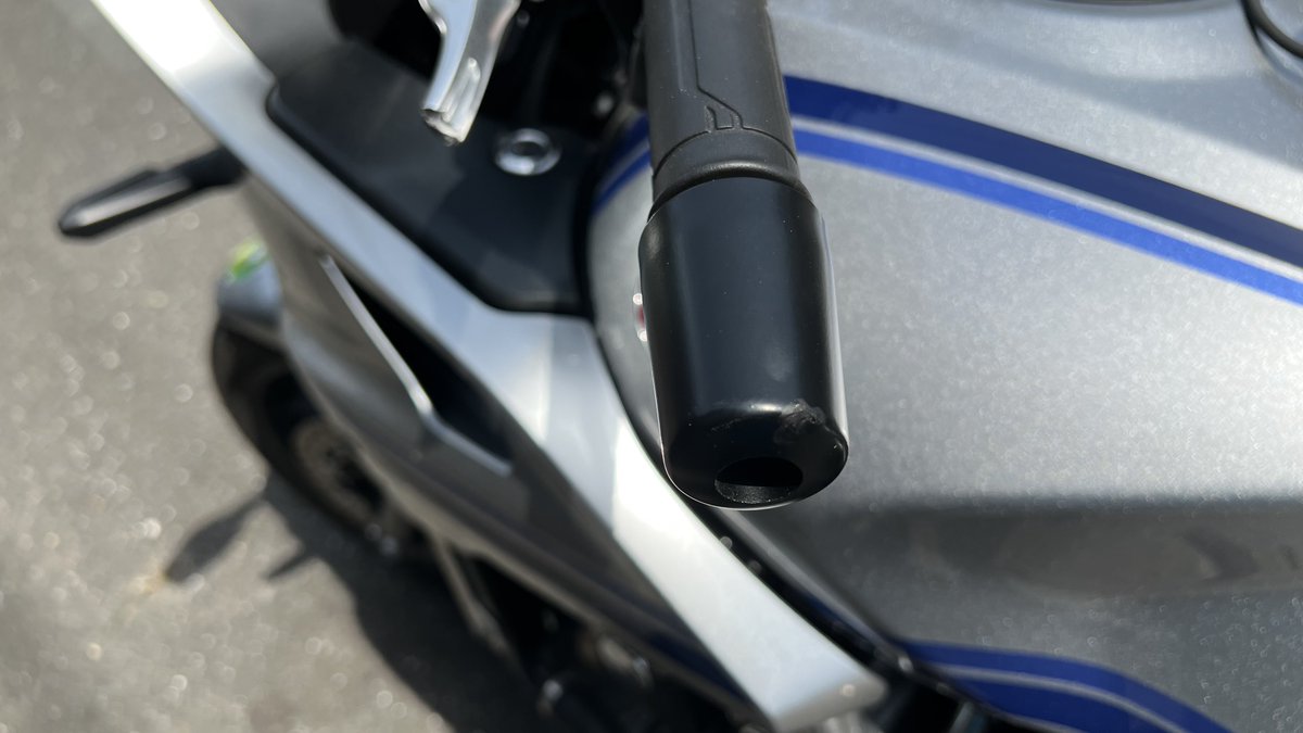 kanto_shiretoko's tweet image. 午前中は、先週やらかしたギズをコンパウンドで可能な限り消し、カスタマイズした電線と、リアボックスキャリアの左右のバランスが悪かったので調整したり、ナンバー灯をLED化した。
#CB1300SB
#SC54