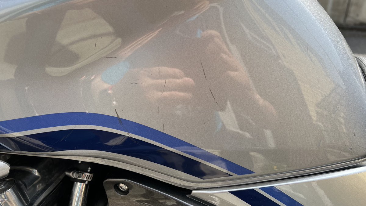 kanto_shiretoko's tweet image. 午前中は、先週やらかしたギズをコンパウンドで可能な限り消し、カスタマイズした電線と、リアボックスキャリアの左右のバランスが悪かったので調整したり、ナンバー灯をLED化した。
#CB1300SB
#SC54