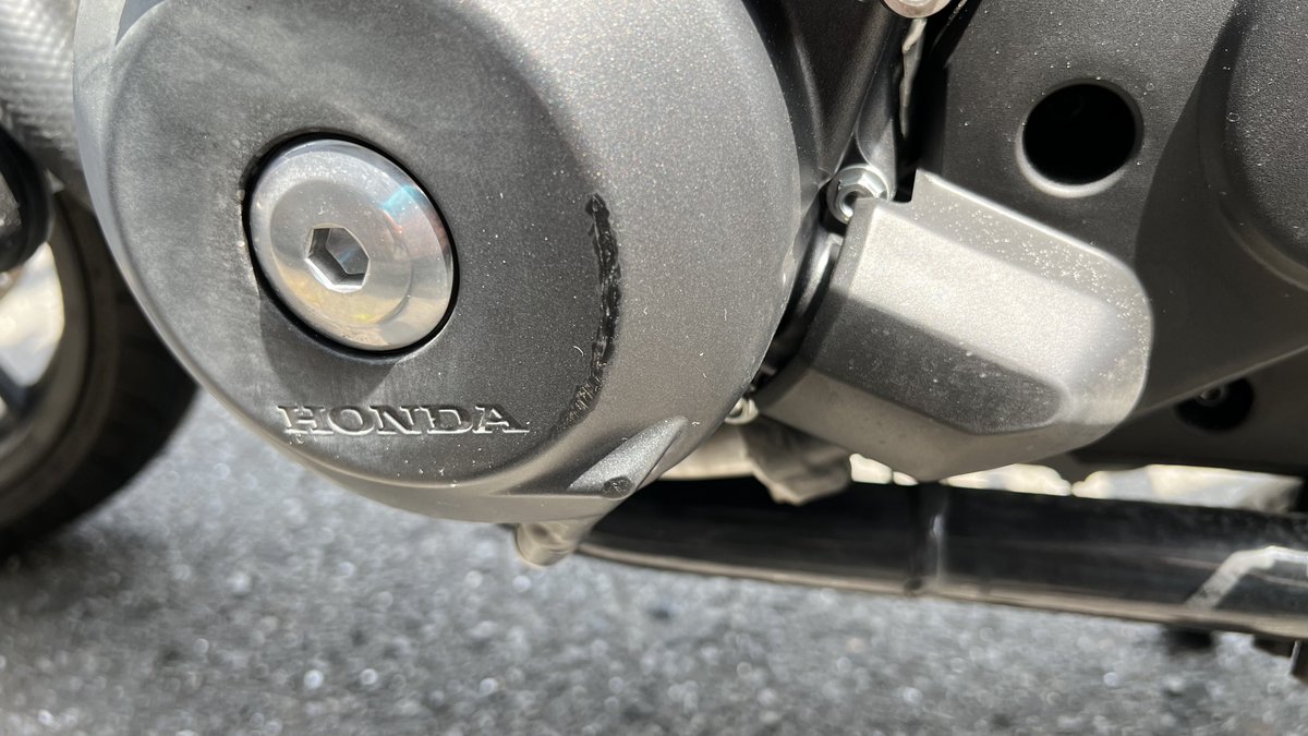 kanto_shiretoko's tweet image. 午前中は、先週やらかしたギズをコンパウンドで可能な限り消し、カスタマイズした電線と、リアボックスキャリアの左右のバランスが悪かったので調整したり、ナンバー灯をLED化した。
#CB1300SB
#SC54