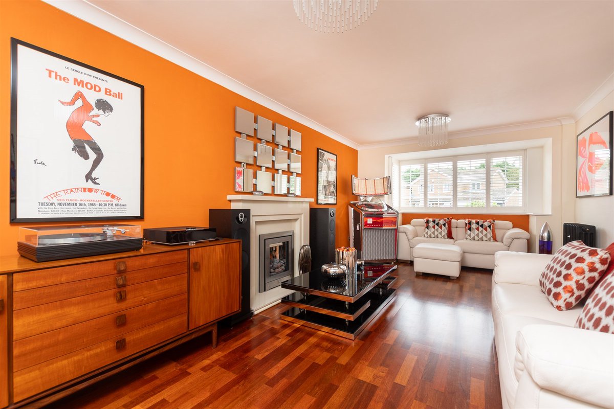 🏡 4 Bedrooms | Meopham, Kent

This beautiful detached house oozes space and with a great size rear garden it would make the ideal place to entertain family and friends!

Find out more and book your viewing:
👉 birdeye.cx/4m8r3m