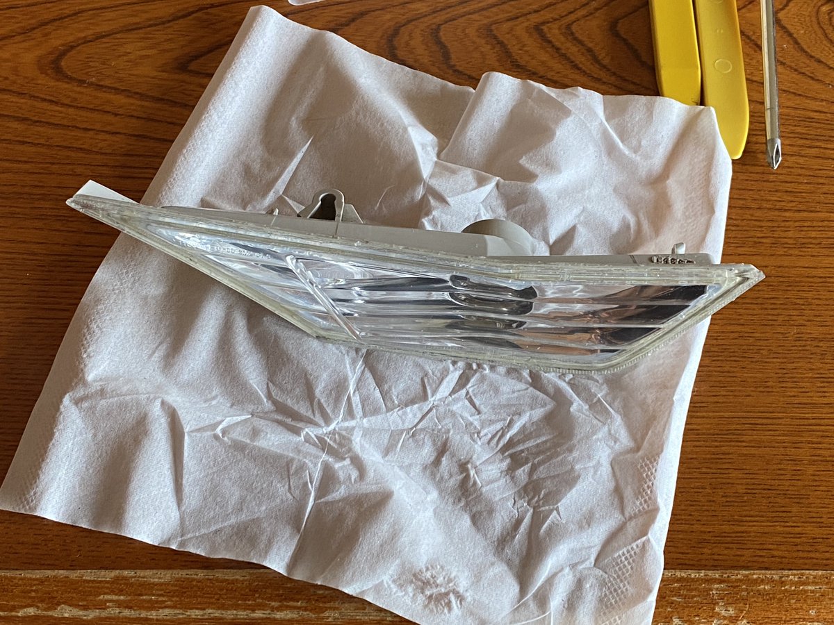 最新よく湿気入るからレンズ外してコーキングやり直した