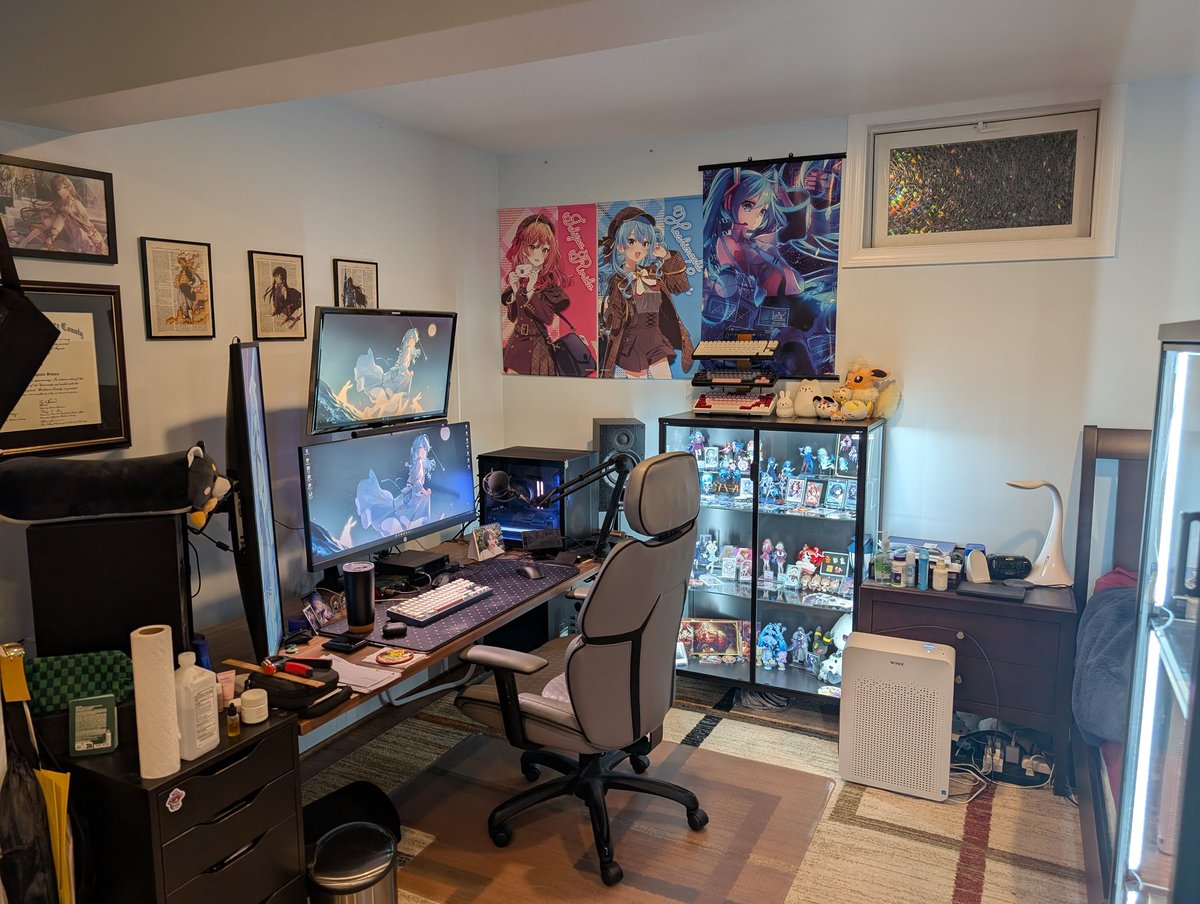 jjoomiii's tweet photo. here's my bedroom where i spend most of my day sleeping, gaming, working from home... i basically stay here 24/7 at this point.

(ik my room and desk are in need of cleaning)

#MoombaGoombaRoomba https://t.co/aMNsWuv6Mw