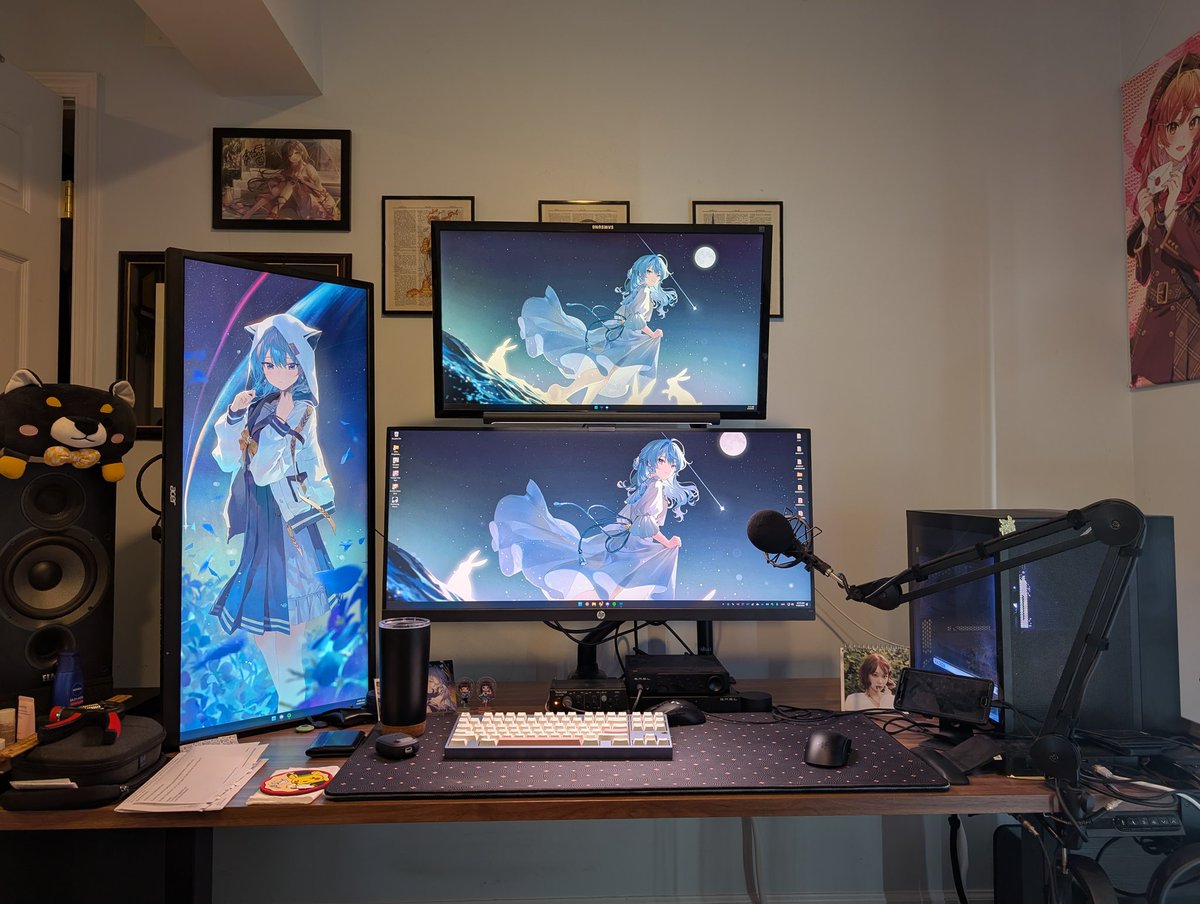 jjoomiii's tweet photo. here's my bedroom where i spend most of my day sleeping, gaming, working from home... i basically stay here 24/7 at this point.

(ik my room and desk are in need of cleaning)

#MoombaGoombaRoomba https://t.co/aMNsWuv6Mw