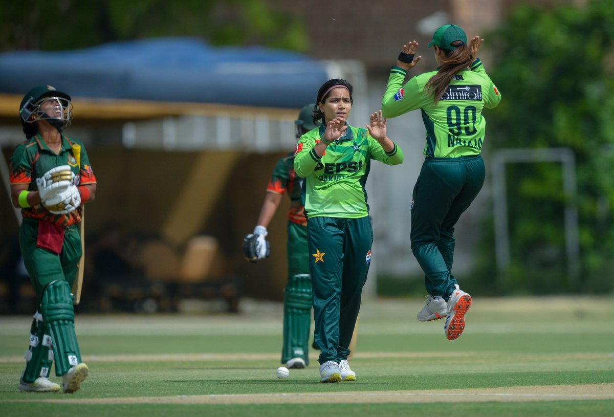Pakistan Cricket (@therealpcb) on Twitter photo 3๏ธโฃ early wickets for Pakistan! โก
<a href="/imfatimasana/">Fatima Sana Khan</a> and <a href="/sadiaiqbal45/">Sadia Iqbal</a> do the damage first up. Bangladesh are 21-3 after 7 overs ๐
#PAKWvBANW | #BackOurGirls | #WWCQ 3๏ธโฃ early wickets for Pakistan! โก
<a href="/imfatimasana/">Fatima Sana Khan</a> and <a href="/sadiaiqbal45/">Sadia Iqbal</a> do the damage first up. Bangladesh are 21-3 after 7 overs ๐
#PAKWvBANW | #BackOurGirls | #WWCQ