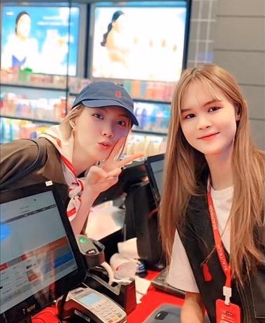 FreenBeckbabe's tweet photo. The owner who met Nong Orm said that

‘I know it’s Nong because of the words “Linglingkwonggggggg” on the front of the Herhyness cabinet.’

Oh, I love it. The two-tone voices always greet Linglingkwong. She also carries a scarf. And then I saw her picture.I miss her so much. https://t.co/aJvWbnHucQ