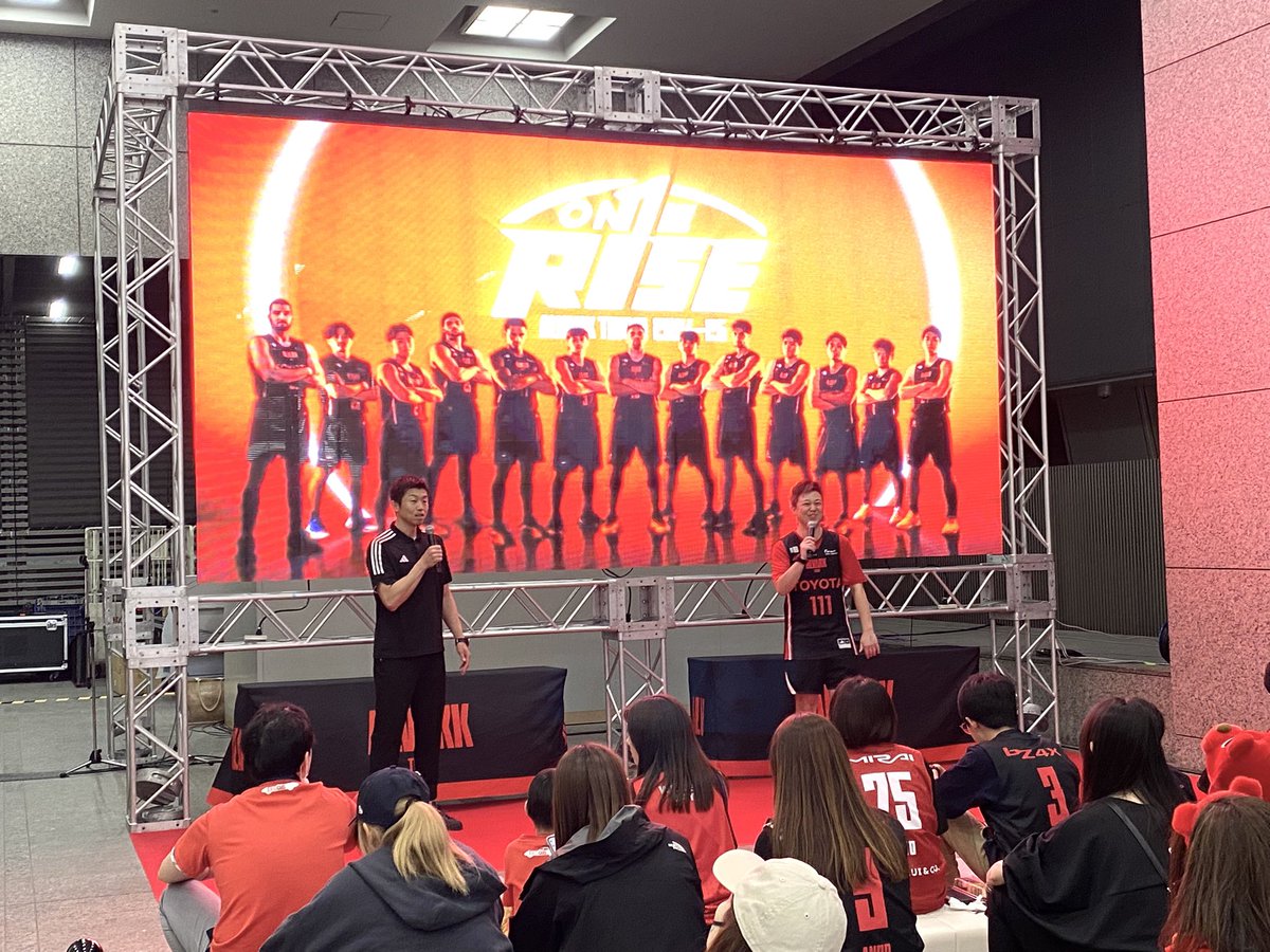 ALVARK_TOKYO's tweet photo. 新宿高島屋のパブリックビューイング会場も、TIPOFFに向け熱が高まっています🔥🔥🔥
滋賀に向けて、声援を送ります📣📣

#アルバルク東京 #新宿から後押し 
#WE #ONERISE https://t.co/gvpzunU8Jk