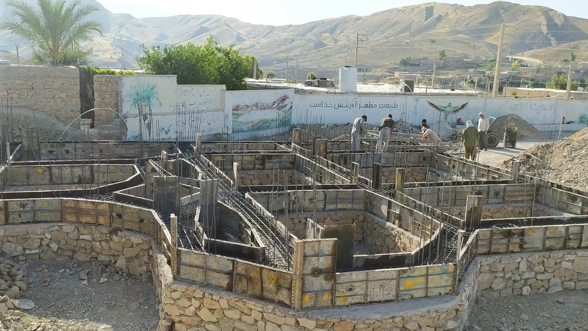 کارگر گفت این ساختمون برای چیه؟
گفتم: خانه بلوط جایی برای شادی و دانایی کودکان.
گفت این واجب‌تر از هر چیز دیگری است حتی درمانگاه.