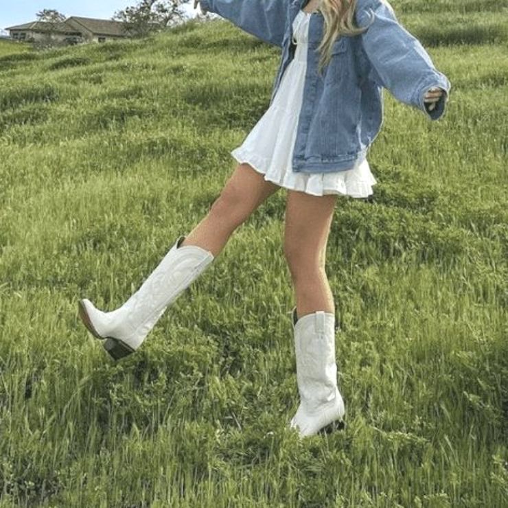 Maddiatay's tweet photo. Taylor Swift by Taylor Swift (2006)
rating: 10/10
such an underrated album 
the summer vibes on this one *chefs kiss*
favorite song: Mary’s Song (Oh My My My)
#taylorswift #summeralbum #music https://t.co/iODJw8kRZX