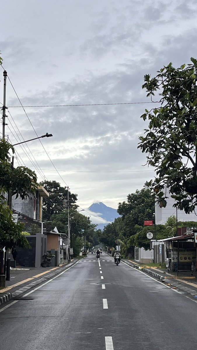 aisya_kd's tweet photo. Merapi from my POV 🏔️ https://t.co/SVau7xJpGO