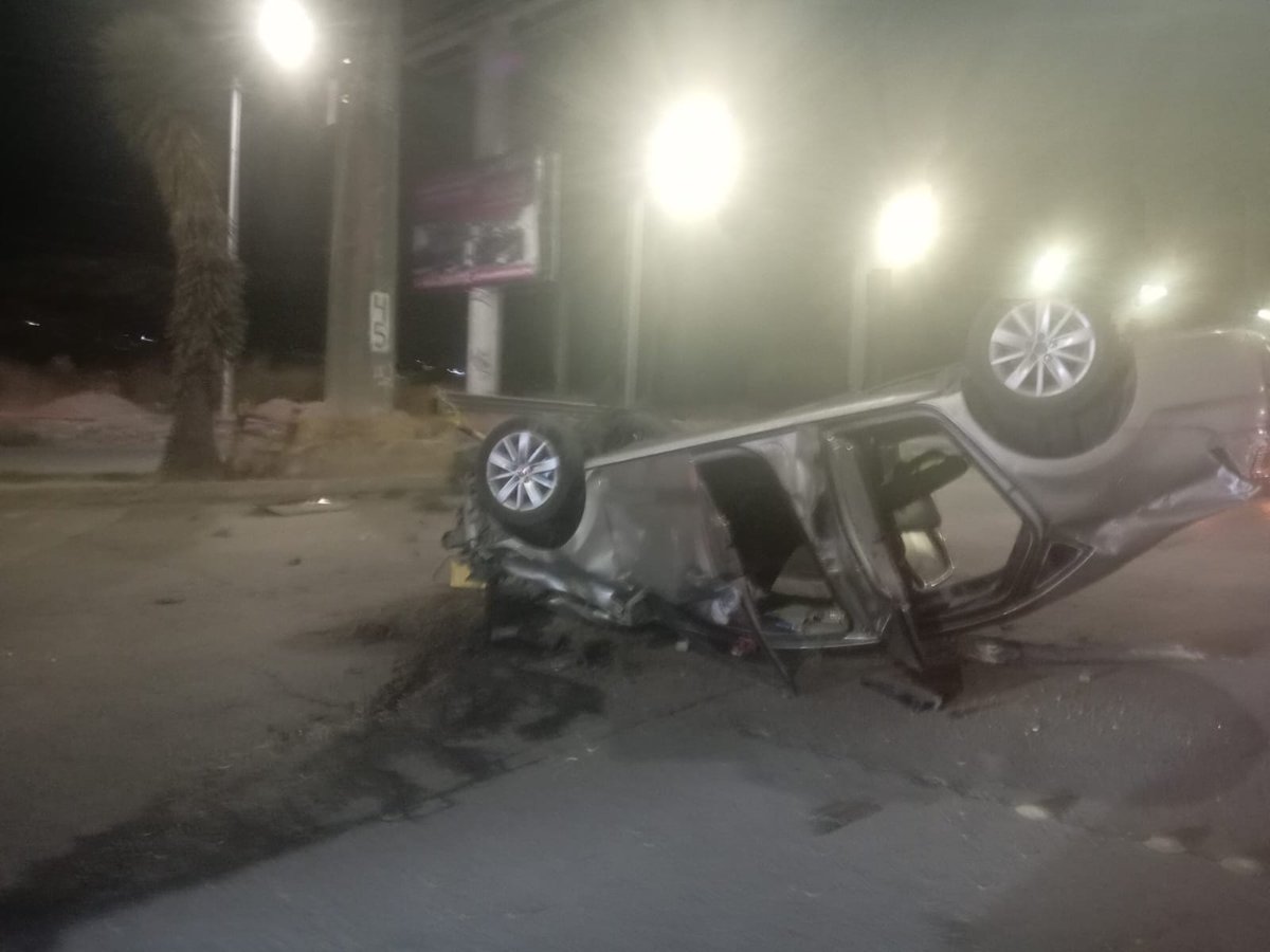 Planoinforma's tweet photo. 🚨 Se registra una volcadura en Circuito Potosí a la altura de la EBC, el automóvil perdió el control aparentemente por exceso de velocidad.
#VialidadSLP https://t.co/WMkkFd8Nt0