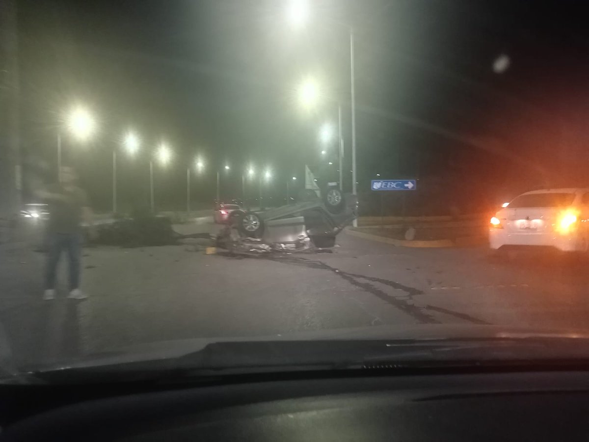 Planoinforma's tweet photo. 🚨 Se registra una volcadura en Circuito Potosí a la altura de la EBC, el automóvil perdió el control aparentemente por exceso de velocidad.
#VialidadSLP https://t.co/WMkkFd8Nt0