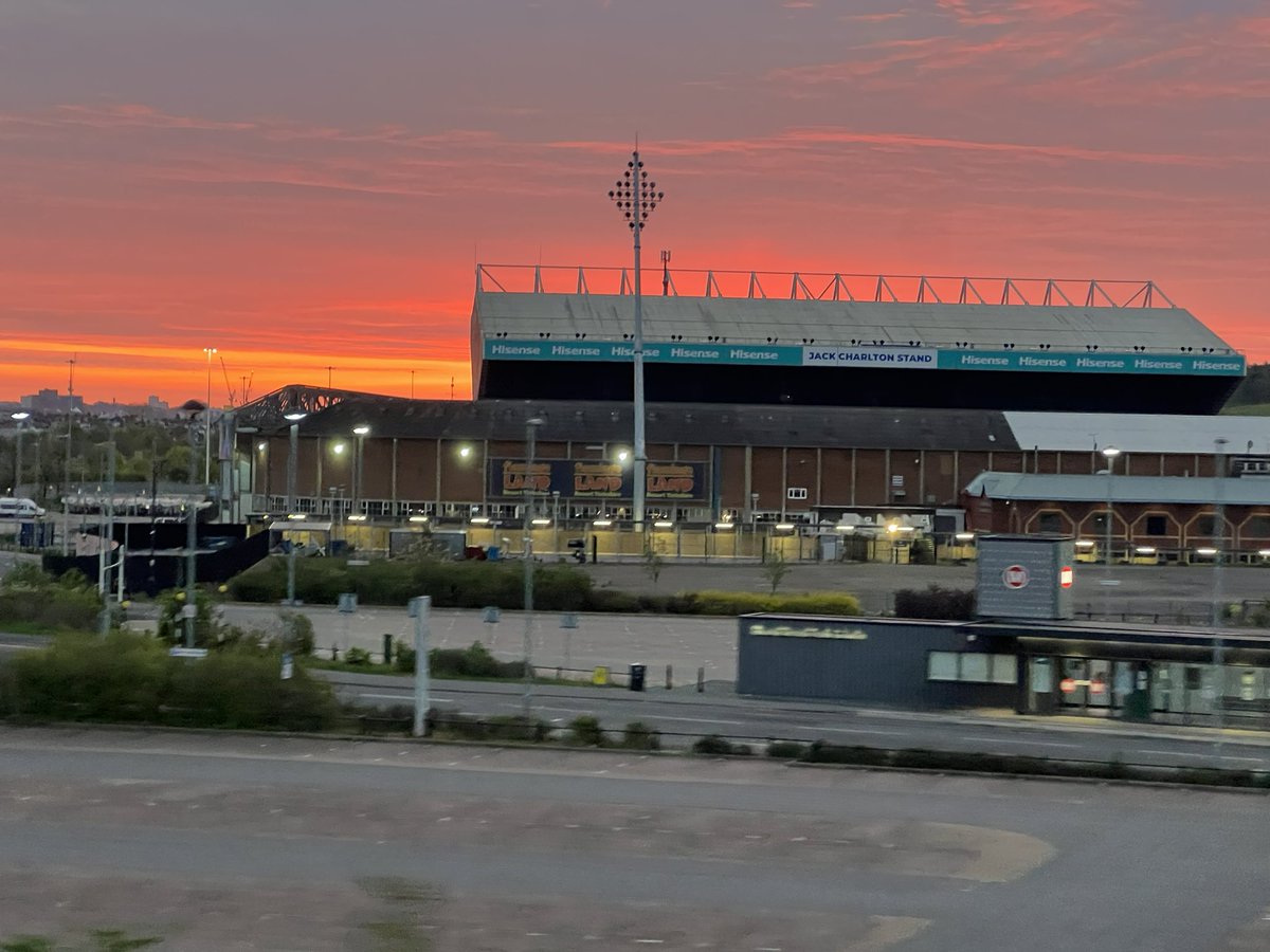 dicko2702's tweet photo. The sun is definitely shining over Elland Road this morning https://t.co/7zUhYDZ13t
