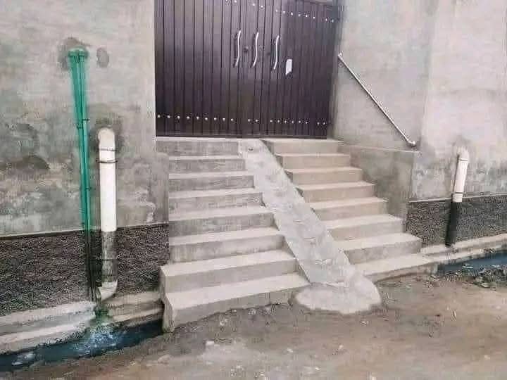 مُجھے اس شخص کا نام وغیرہ معلوم نہیں لیکن اس شخص کا سیڑھیوں کو اپنے گھر تک محدود رکھنے اور گلی تک رسائی نہ دینے کا یہ عمل میری نظر میں اسے معتبر بنانے کیساتھ ساتھ اس گرے پڑے معاشرے میں اُمید کی کرن جگا گیا۔