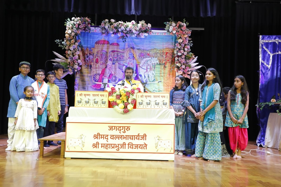 Vrajrajkumarji1's tweet photo. 1st day of “Bhagwad Geeta Raspan” in Melbourne, Australia by Vaishanvacharya Pujya Shri Vrajrajkumarji Mahodayshri.
#vyo #vrajrajkumarjimahodayshri #vallabh #jeje #vallabhyouthorganization #pushtimarg #krishna #australia #melbourne https://t.co/o4ODBlnOV4