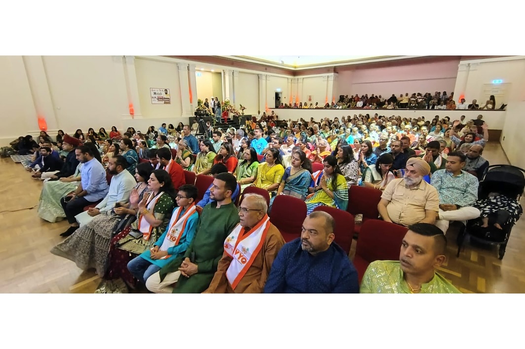 Vrajrajkumarji1's tweet photo. 1st day of “Bhagwad Geeta Raspan” in Melbourne, Australia by Vaishanvacharya Pujya Shri Vrajrajkumarji Mahodayshri.
#vyo #vrajrajkumarjimahodayshri #vallabh #jeje #vallabhyouthorganization #pushtimarg #krishna #australia #melbourne https://t.co/o4ODBlnOV4