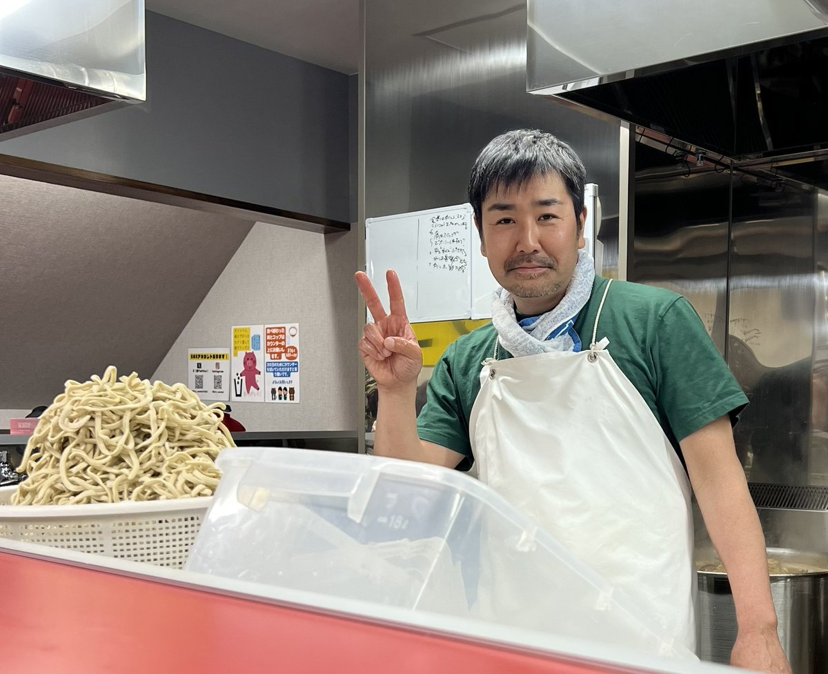 hitosyyy's tweet photo. ラーメン二郎仙台店２
移転オープンおめでとうございます！

本日プレオープン
初めて並び０分で二郎に入店

小ラーメン（ウズラ）

酒が飲み放題の大盤振る舞い
店内にはテーブル席もでき広くなりました

#ラーメン二郎仙台店2 #ラーメン二郎
#プレオープン https://t.co/wUPUiA0EH9