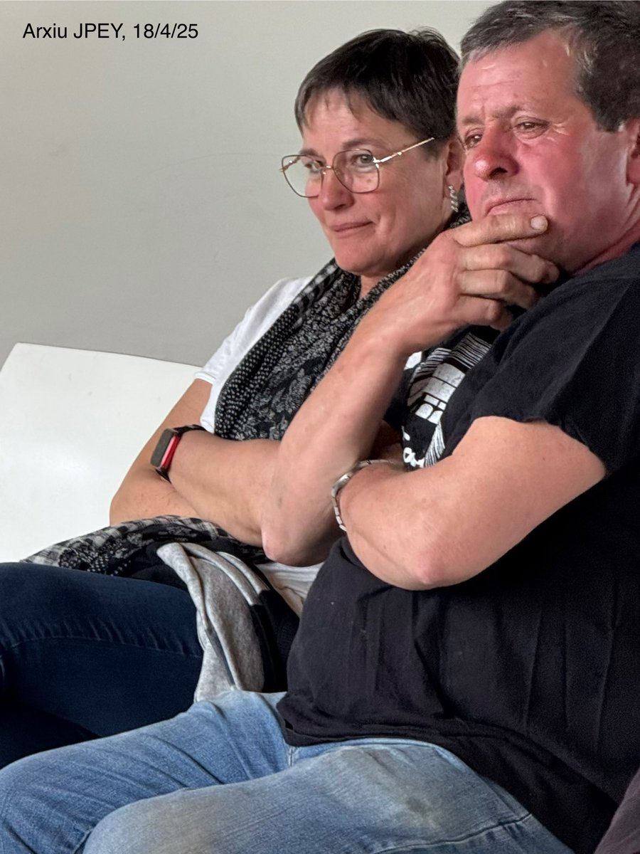 La cara de la Rosa no enganya i la foto, tampoc. Brillant i emotiu el pregó del <a href="/rbesac/">Ramon Besa</a> a la “Festa Major”
del <a href="/Solerdenhug/">Soler de n’Hug</a> d’ahir. Poques vegades he sentit parlar amb tanta clarividència i realitat del paper de la dona en la vida de pagès. Un referent de vida i un goig de pregó.