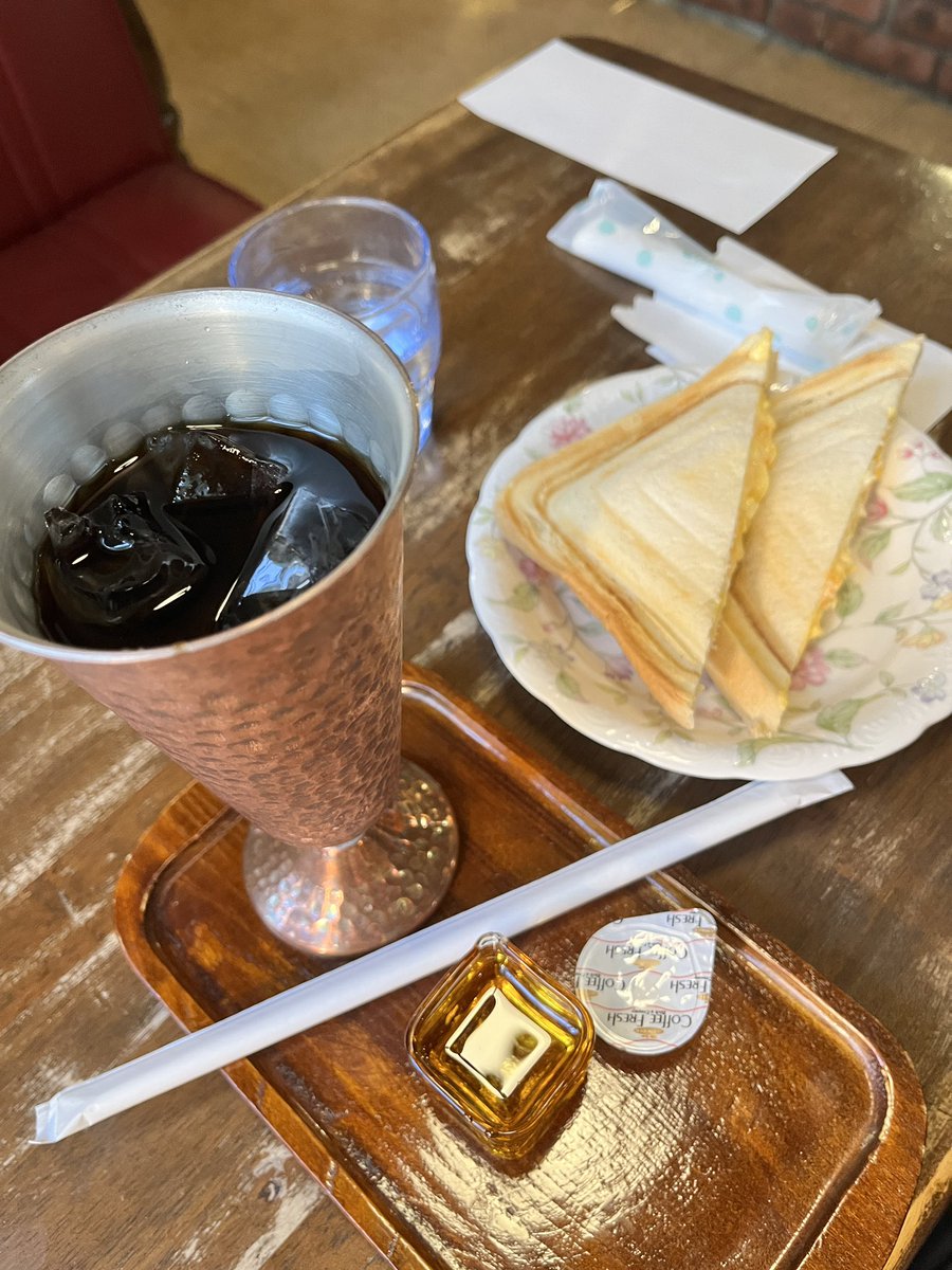 #今日のお昼ご飯

昔ながらの喫茶店へ☕️

今の時代は親同伴でも高校生は入れないでと高校側から言われているそう💭
(喫煙可能店だからなのか🤔)
衝撃でした〜！

喫茶店のお母さんと
そんな世間話をしながら美味しいアイスコーヒーとホットサンドを頂きました🤤

昔ながらの喫茶店無くならないで🙏