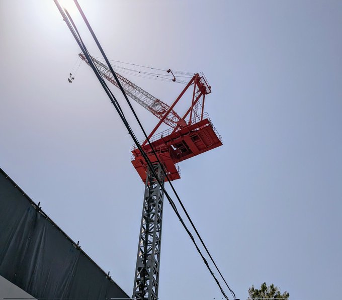 現在、江古田は建築ラッシュでタワークレーンが林立してますが、その昔エロ漫画で1カットだけ出すクレーンの資料写真が欲しくて、あちこちの工事現場を見に行った思い出が。けどクレーンの高さもあり俯瞰の写真が撮れなくて新宿南口の現場を隣の高島屋の屋上から撮ったのが唯一でしたね。 