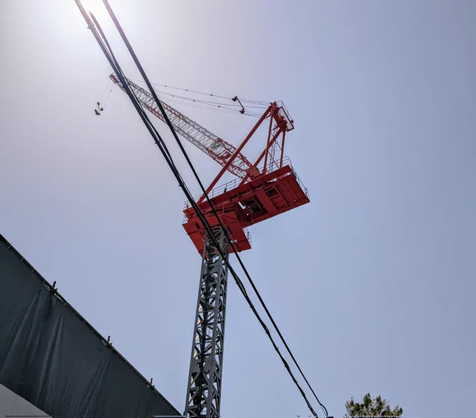 現在、江古田は建築ラッシュでタワークレーンが林立してますが、その昔エロ漫画で1カットだけ出すクレーンの資料写真が欲しくて、あちこちの工事現場を見に行った思い出が。けどクレーンの高さもあり俯瞰の写真が撮れなくて新宿南口の現場を隣の高島屋の屋上から撮ったのが唯一でしたね。 