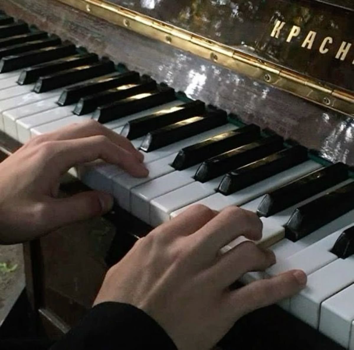 Maddiatay's tweet photo. Wonders by The Piano Guys (2014)
rating: 4/10
i didn’t mind this one but it didn’t have a ton that i actually loved 
reminds me of my childhood 
favorite song: Story Of My Life 
#pianoguys #music https://t.co/QrkMsw8kZP