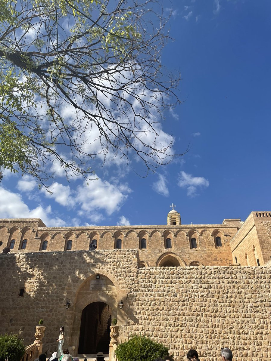 leyyli06's tweet photo. Lisede ki hocam sen Mardin’e gideceksin demişti. İlk başta ne alaka diyip umursamamıştım. Belliki gizlice manifest  yapmış bana.  Dinler ve diller kenti.💞 https://t.co/1OJ6IsrKGf