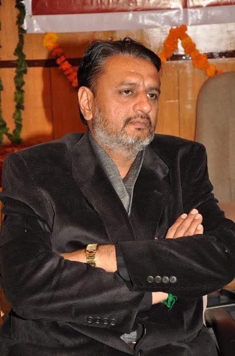 HarshadGiriBJP's tweet photo. "મજાક કરતો હતો" - એમાં ઘણીવાર સત્ય છુપાયેલું હોય છે
"મને કઈ ફર્ક નથી પડતો" - એમાં લાગણી છુપાયેલી હોય છે
"ઠીક છે" - માં ઘણી વાર દર્દ હોય છે
"મને એકલો રહેવા દો" - માં ઘણીવાર મદદ ની પોકાર હોય છે
"ખબર નથી" - માં પણ કૈક વિચાર હોય 

દરેક વખત " શબ્દો નહિ પણ " લાગણી " સમજ��ાની કોશિશ કરવી https://t.co/KJ9SLF3CeP