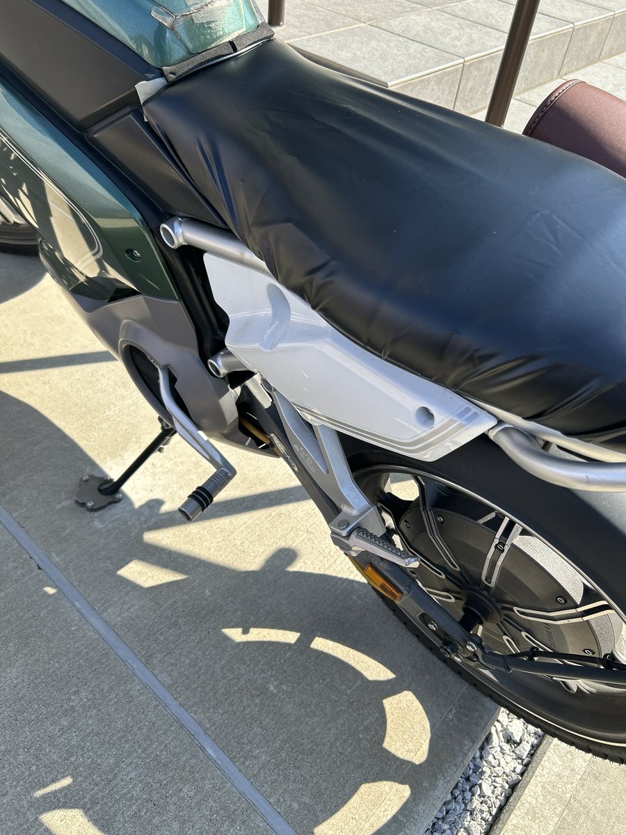 yururi0701's tweet photo. シートが破れ？て来たから、原チャ用のシートカバーMサイズをを購入。
皺は承知の上。案外いい感じ。早めに予防としてやっておけばよかった。

 #電動バイク
 #SUPERSOCO
 #TC https://t.co/ETk2YVsn05