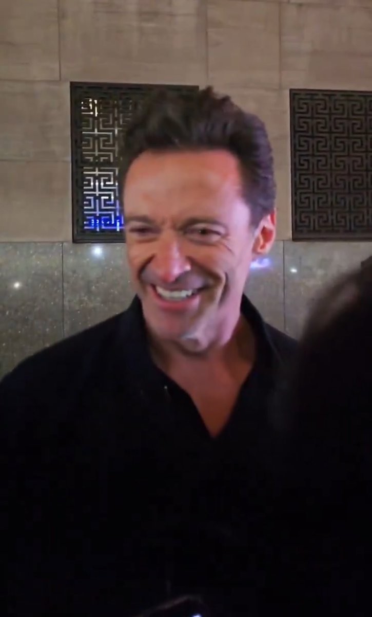 HE’S GORGEOUS ARE YOU KIDDING ME 😭😭😭😭