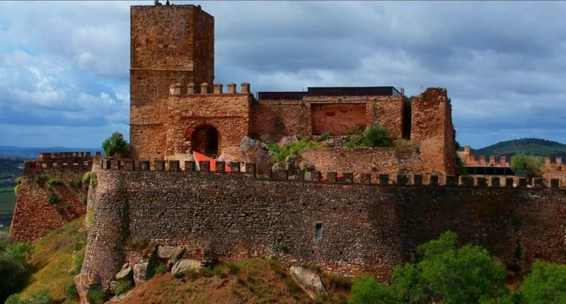 ¡Buenos días desde Iliddiam!
f.mtr.cool/sgiixxlfho
Castillo de Miraflores, en la localidad de Alconchel, en Badajoz, España.