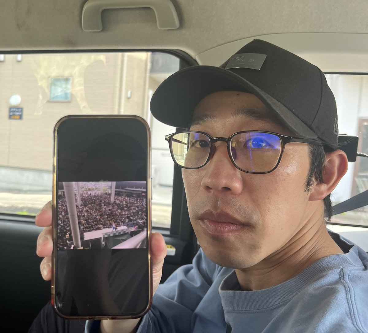 タクシーの中でひょっこりはんが全盛期の写真を見せて来ました。