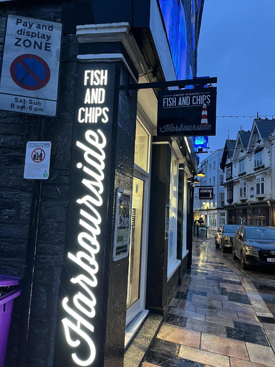 plymouthsouprun's tweet photo. HUGE thanks to Sarah @HarboursidePlym for her generous donation of chips &amp; fish cakes to serve on Good Friday together with our usual fayre. It was an extremely wet night, but there were still 60+ people waiting for food. 🙏 to the Plymouth Christian Centre team for their support https://t.co/OjiXjnJujj