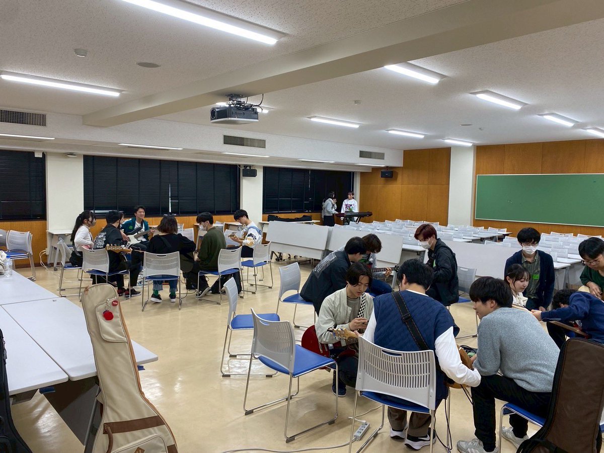 475keion's tweet photo. 🎵米子軽音楽部です🎵
4/18の新歓では新入生13人が来てくれました！
そして7人が入部宣言してくれました🙌✨
次回は4/22に楽器体験します！最後の新歓なので多くの方の参加を心よりお待ちしてます

DMでも質問受け付けてるので気軽に連絡してください！💌 https://t.co/61Bwwb3cUI