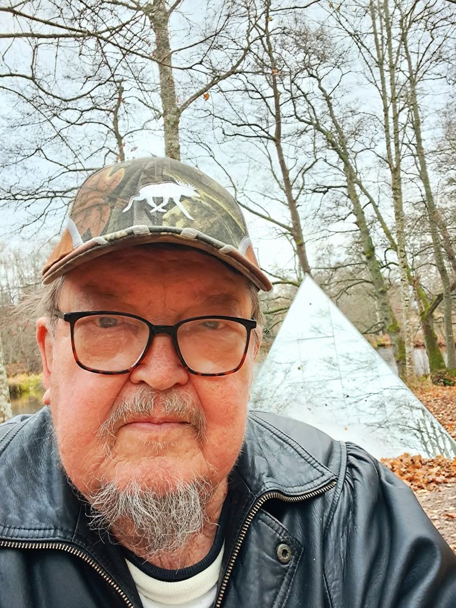 petteri_vaara's tweet photo. PITÄISIKÖ SUOMESSA  SYYLLISET PANNA OIKEUTEEN MAAN SAATTAMISESTA NYKYTILAAN 

1. Sukupolvien työn tuhoamisesta 
 2. Säästöjen ulkomaille lahjoittamisesta 
3. Poliittisen, taloudellisen ja sotilaallisen Itsenäisyyden vieraille valloille myynnistä
4. Kansan velkaorjuuteen saattamisesta 
5. Ahneudesta ja oman edun tavoittelusta 
6. Keinottelusta ja juonittelusta
7. Demokratian sääntöjen väärinkäytöstä ja unohtamisesta 
8. Hallinnon laillisuuden kyseenalaistamisesta monien 
ylilyöntien seurauksena valossa.
9. Suomen kansan etujen siirtämisestä ykköstilalta kahdeksanneksi 

Nykyinen tärkeysjärjestys:
1. EU 
2.  NATO  
3. Pakolaiset 
4. Kiovan kankkulan kaivo
5. WEFin suuret pääomanomistajat Schwabb-Bilderberger- sfääreissä
6. Globaali vapaamuurarien varjohallinto  
7. Puolue-ja henkilökohtaiset edut 
8. Suomen kansan etu

LISÄKSI MUISTETTAVAA
1. Sonera 3 mrd €
2. Areva  10 mrd €
3. Panamatilien saatavat yli 4 mrd €
4. Kiovan kankkulan kaiso 3 mrd€
5. Uniper 10 mrd €
6. Itärajan sulkemus 40 mrd € pelkkinä omaisuusarvojen laskuina liiketappiot päälle (1.1 milj omakotitaloa, 1.5 milj. osakehuoneistoa, 0.5 milj. kesäpaikkaa, 100.000 liikekiinteistöä ym. kiinteistöjä. 

KIERRE ALKOI DEVALVAATIOSTA KASINOTALOUDEN JÄLKIHUUMASSA 1992
Kierre alkoi ulkomaisia luottoja heikosti ymmärtäneen Koiviston devalvaatiosta vuonna 1992 jälkien epäinhimillisinä hoitureina Viinanen, Niinistö ja Lipponen sekä sittemmin myös Katainen. 
Yli 30.000 yritystä kaatui Koiviston ja Ahon valehtelun takia. Yritykset pidettiin loppuun asti harhan varassa ettei devalvaatiota tule. 
Jälkihoidossa tapahtui 14.500 yrittäjätaustaista itsemurhaa. Mitään korvauksia tai hyvityksiä ei maksettu valtiojohdon valheista kärsineille tai heidän jälkeläisilleen. 
pol.

-Pertti Olavi Luostarinen