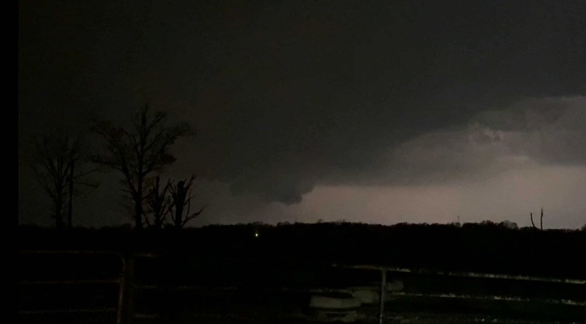 ‼️Earlier this evening and a little too close to home (literally in my backyard) a well defined Wall Cloud and lowering north of Diggins, MO! This was the Tornado Warning in southwest Missouri tonight! 

LSC/Josh Napper