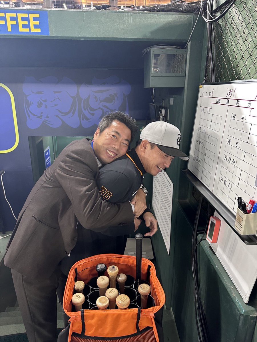 TeamUehara's tweet photo. 嫌がる二岡とパチリ📸🤣

ドラフト同期❗️ 
地味な１位、２位って言われてたなぁ😂

頑張って👍 https://t.co/lcKwKWLWUU