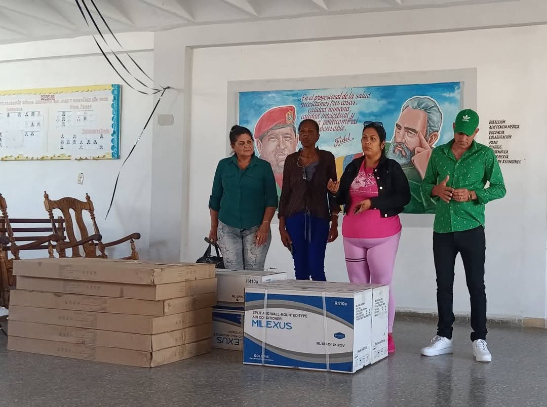 GTabacuba's tweet photo. El productor tabacalero Yubislandy Chico, donó al Policlínico Dr. Modesto Gómez Rubio 2️⃣ split y 6️⃣ luminarias para los servicios de Urgencia y la Sala de Terapia del municipio de #SanJuanyMartínez.
#Tapacubos
#TabacalerosPorCuba https://t.co/2Ep56MJ5eT