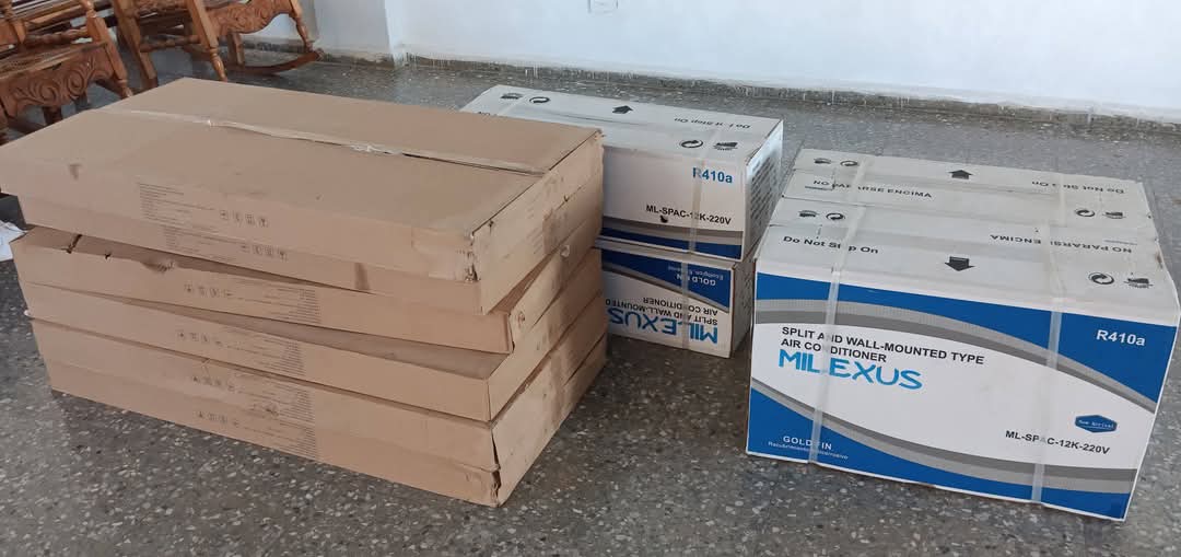 GTabacuba's tweet photo. El productor tabacalero Yubislandy Chico, donó al Policlínico Dr. Modesto Gómez Rubio 2️⃣ split y 6️⃣ luminarias para los servicios de Urgencia y la Sala de Terapia del municipio de #SanJuanyMartínez.
#Tapacubos
#TabacalerosPorCuba https://t.co/2Ep56MJ5eT