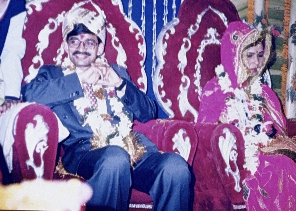 brajeshksingh's tweet image. 19 अप्रैल 2000 को पूनम और मैं परिणय सूत्र में बंधे थे! 25 साल का ये दांपत्य जीवन अत्यंत सुखद रहा है! अभी तक की इस यात्रा के दौरान निजी, पारिवारिक, शैक्षणिक, सामाजिक व व्यावसायिक मोर्चे पर जो भी हासिल हुआ, उसमें पूनम की बड़ी भूमिका रही है! हे ईश्वर, आप अपनी कृपा हम पर बनाए रखें!🙏