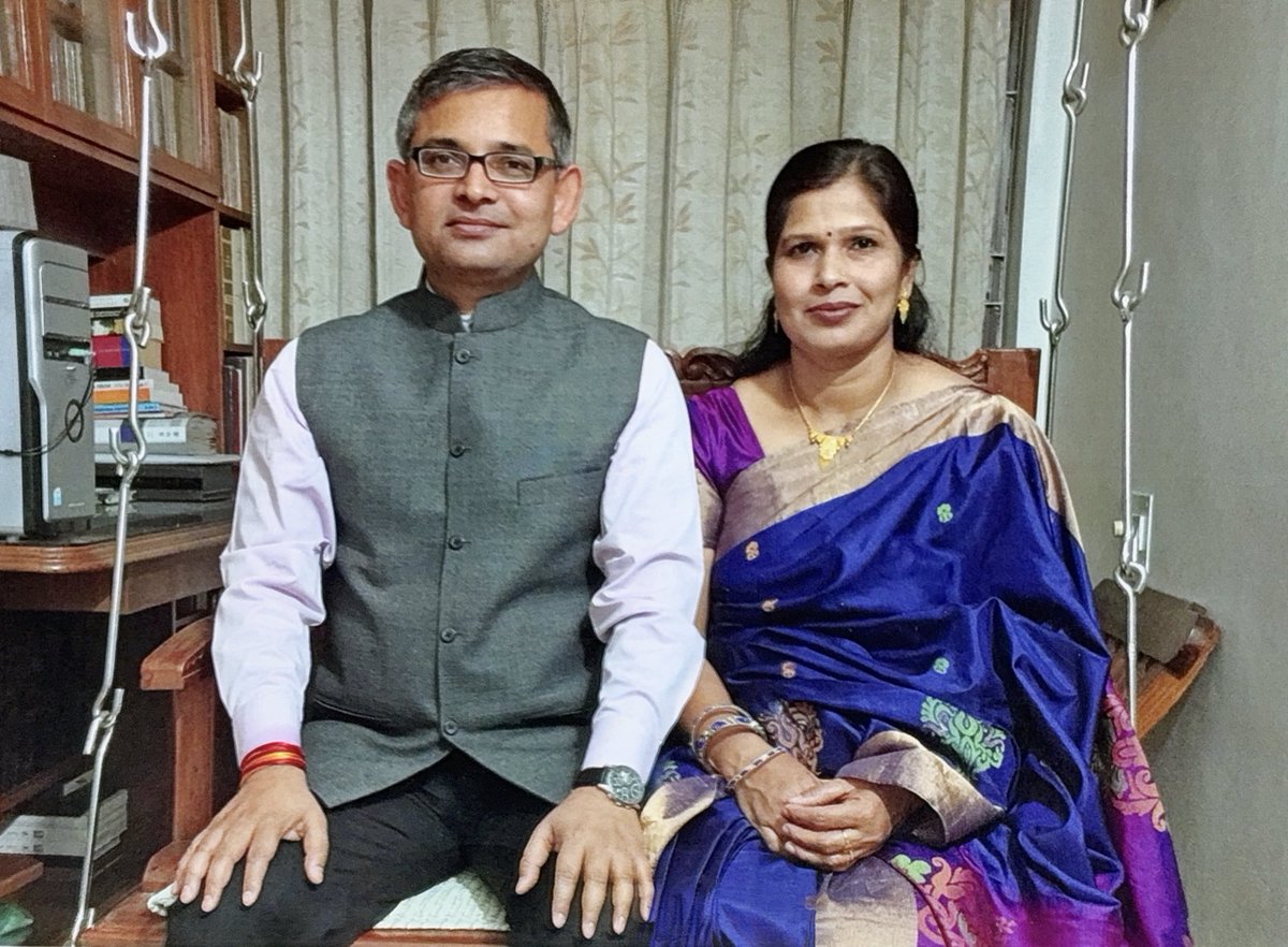 brajeshksingh's tweet image. 19 अप्रैल 2000 को पूनम और मैं परिणय सूत्र में बंधे थे! 25 साल का ये दांपत्य जीवन अत्यंत सुखद रहा है! अभी तक की इस यात्रा के दौरान निजी, पारिवारिक, शैक्षणिक, सामाजिक व व्यावसायिक मोर्चे पर जो भी हासिल हुआ, उसमें पूनम की बड़ी भूमिका रही है! हे ईश्वर, आप अपनी कृपा हम पर बनाए रखें!🙏