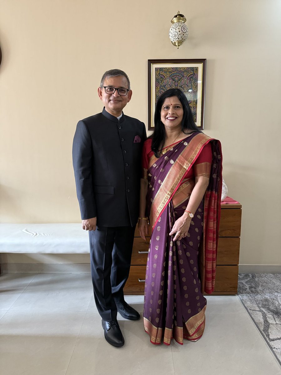 brajeshksingh's tweet image. 19 अप्रैल 2000 को पूनम और मैं परिणय सूत्र में बंधे थे! 25 साल का ये दांपत्य जीवन अत्यंत सुखद रहा है! अभी तक की इस यात्रा के दौरान निजी, पारिवारिक, शैक्षणिक, सामाजिक व व्यावसायिक मोर्चे पर जो भी हासिल हुआ, उसमें पूनम की बड़ी भूमिका रही है! हे ईश्वर, आप अपनी कृपा हम पर बनाए रखें!🙏