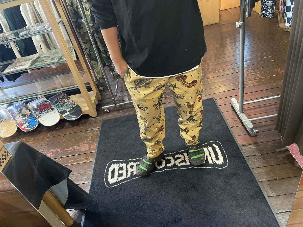 undiscovered_01's tweet photo. 本日もオープン☀️☁️
昨日入荷したシェフパンツ「Old Tattoo」履いてみました。
これでLサイズ。
えっと、買います。
残り僅かになってきてるので、お早めに!
https://t.co/MCFAcakT9j
ご来店お待ちしております🫡
#Cookman #chefpants #福島undiscovered https://t.co/p0EpmOu1cf