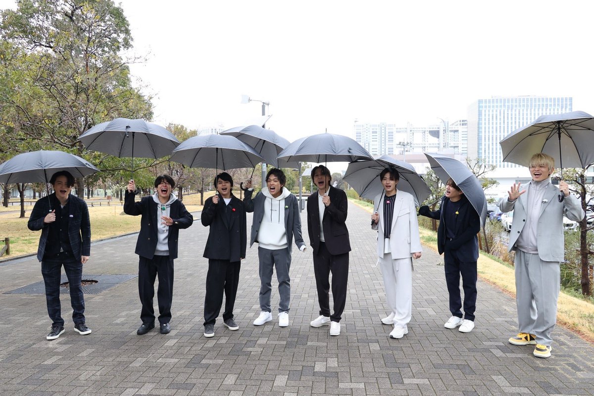 fujitv's tweet photo. （推奨脳内BGM：Anthem）

🆕深夜1時25分『#タイムレスマン』

待望の！待望の！待望のぉぉぉぉぉぉぉぉ！！！！！！！！

timelesz8人揃っての初・冠バラエティー番組が
はーじまるよぉぉぉぉぉぉぉぉ!!!!!!!!（超デカボイス）

まだ、この番組を知らない方のためにも
皆さんの拡散力で番組を広めちゃってください!!!!!!!!
（ファンを舐めても���っちゃ困ります）

この番組のコンセプトは
『とにかく何事にも全力で、汗をかく！』でございます。
記念すべき第1回目は
「先輩への挨拶回り＆私物㊙️査定』をお送りいたします。

（そっか　なるほど　では早速はじめていきたいと思います）

ピンマイクがちゃんとメンバーカラーなの優秀です👏💯🎉
※関東ローカル
@timeleszman_cx