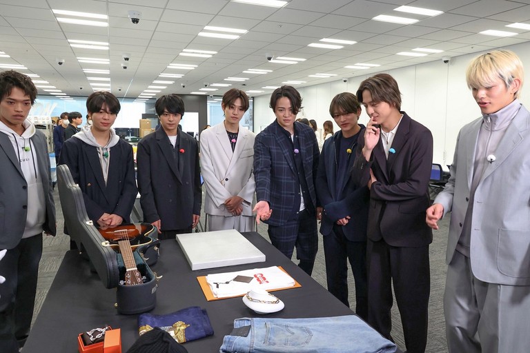 fujitv's tweet photo. （推奨脳内BGM：Anthem）

🆕深夜1時25分『#タイムレスマン』

待望の！待望の！待望のぉぉぉぉぉぉぉぉ！！！！！！！！

timelesz8人揃っての初・冠バラエティー番組が
はーじまるよぉぉぉぉぉぉぉぉ!!!!!!!!（超デカボイス）

まだ、この番組を知らない方のためにも
皆さんの拡散力で番組を広めちゃってください!!!!!!!!
（ファンを舐めても���っちゃ困ります）

この番組のコンセプトは
『とにかく何事にも全力で、汗をかく！』でございます。
記念すべき第1回目は
「先輩への挨拶回り＆私物㊙️査定』をお送りいたします。

（そっか　なるほど　では早速はじめていきたいと思います）

ピンマイクがちゃんとメンバーカラーなの優秀です👏💯🎉
※関東ローカル
@timeleszman_cx