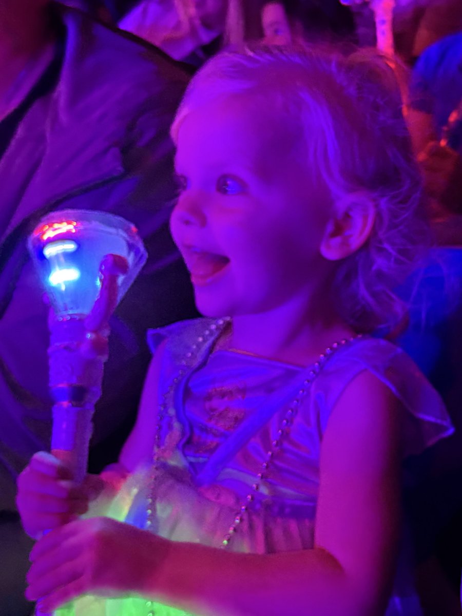 DwarPhysEd's tweet photo. When your daughter sees Mickey Mouse! #DisneyOnIce https://t.co/ukqoLJz1LC