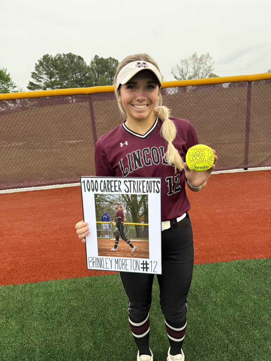 LincolnWolvesSB's tweet photo. Tonight the Lady Wolves played a tough Gentry team and a career milestone happened for our pitcher Brinkley Moreton! She hit 1,000 career strikeouts! This is the most strikeouts by anyone in school history! We couldnβt be more proud of her! πΊπ₯ #goladywolves https://t.co/dHecEgMkep