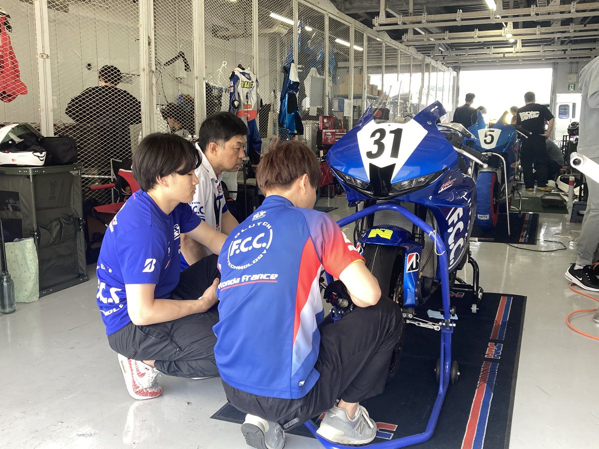 hs_FtoS40's tweet photo. 本日、鈴鹿サンデーロードレース Rd1になります！
Team F.C.C.からは今年新入社員の福田琢巳がINT ST600で予選に挑みます。

まだ、10代なので若さを武器に頑張ってほしいです🔥

予選　13:50〜
https://t.co/KCdBwayj0Q

#TeamFCC https://t.co/lyWhHZubIx