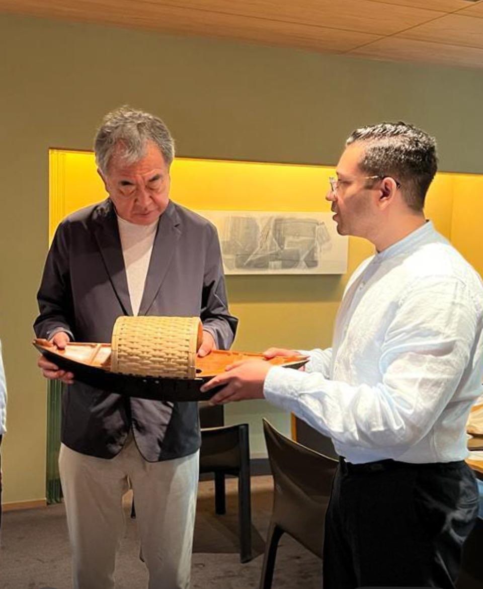 ZareefHamid's tweet photo. Meeting Kengo Kuma in his Tokyo office. His use of natural materials and focus on harmony with the environment is redefining architecture. It was honor to see his work in person.  
#KengoKuma #Architecture #Tokyo https://t.co/D2QXildkD6
